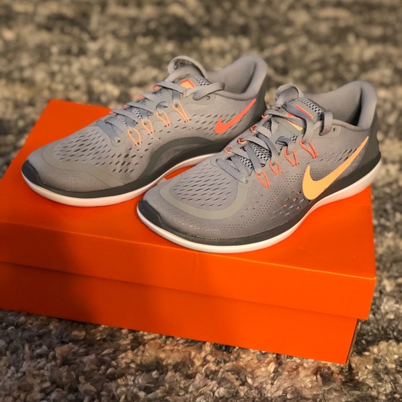 nike training flex trainers in grey with peach swoosh